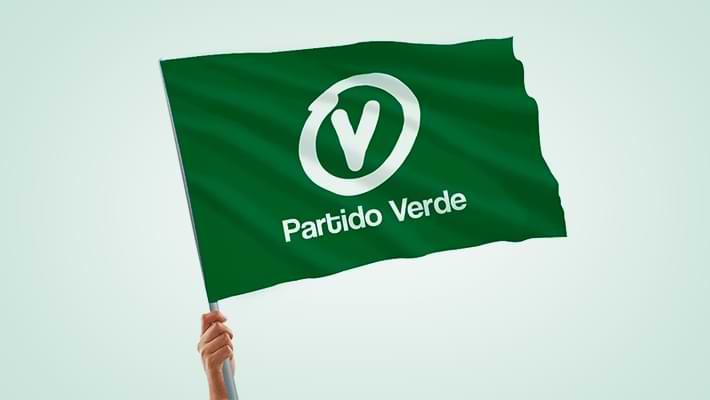 Imagem de mão segurando bandeira verde com um "V" centralizado e escrito "Partido Verde"