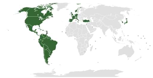 Todos os países da América coloridos de verde indicando sua presença na CEPAL e alguns países na Europa e Ásia