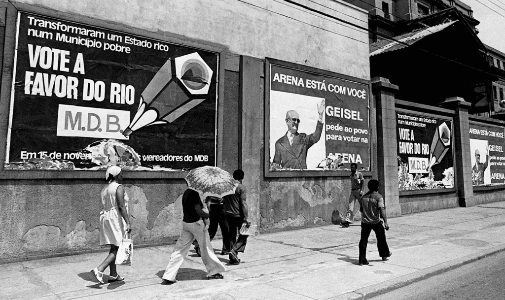 Cartazes do MDB e da Arena mostram a vigência do bipartidarismo no Brasil (Cidade Leopoldina, RJ, 04/11/1976). Imagem: Centro de Memória Sindical (CMS).