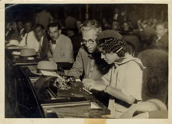 Fotografia em sepia, mostrando quatro pessoas.