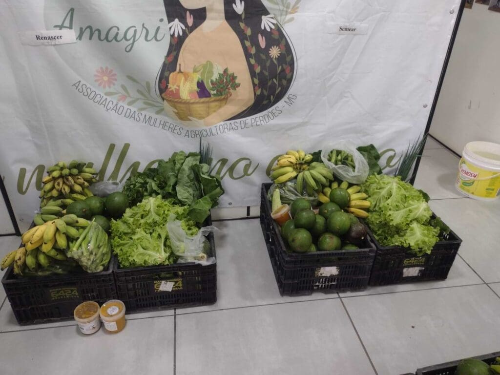 Cestas com verduras e frutas no chão, com banana, alface e limão.