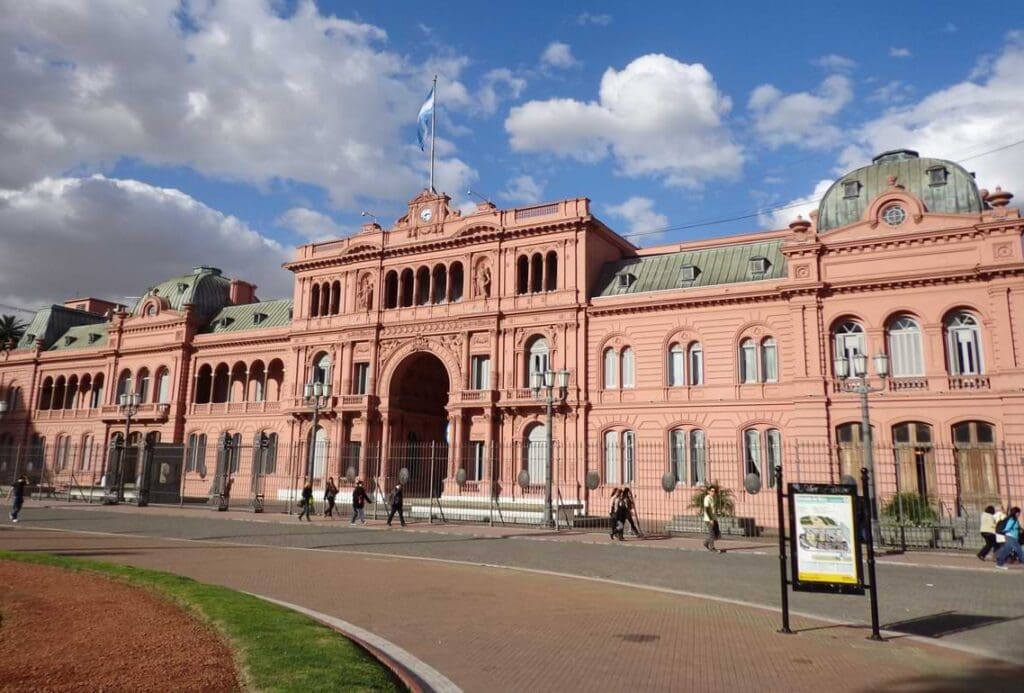 foto de prédio de dois andares rosa, construção antiga.