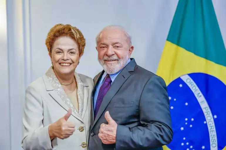 Lula e Dilma se abraçando