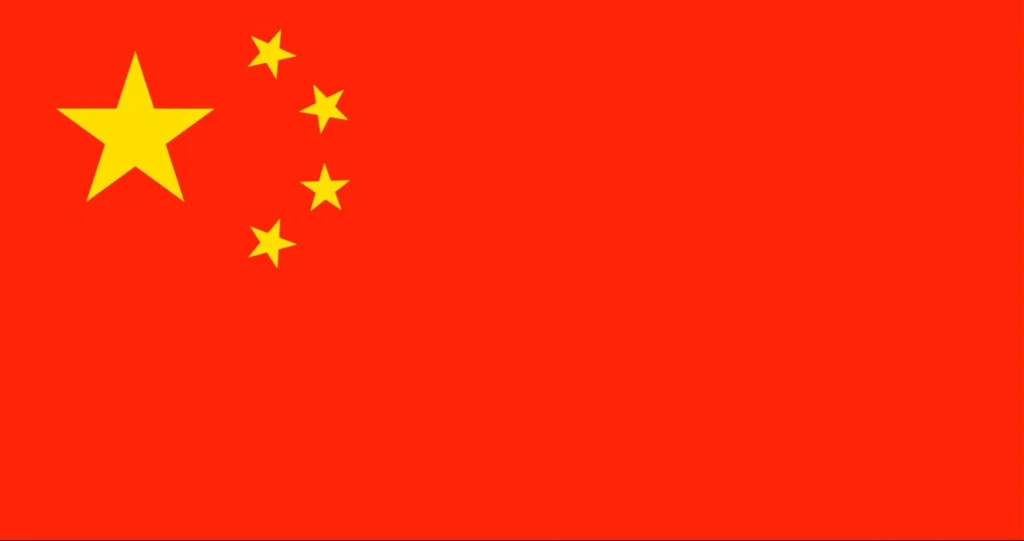 A bandeira da China, ou "bandeira da China", apresenta uma grande estrela amarela com quatro estrelas menores em semicírculo sobre fundo vermelho. A estrela maior está localizada no canto superior esquerdo com as estrelas menores dispostas à sua direita. Esta ilustração icônica simboliza a unidade sob o Partido Comunista.