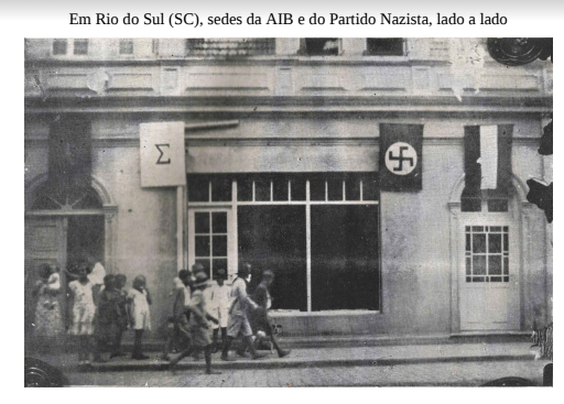 Grupo de pessoas andando em uma calçada.