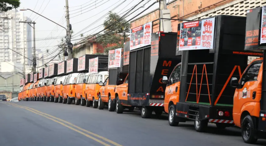 Carros de som enfileirados perto das eleições municipais de 2020. Os carros de som são utilizados para o jingle eleitoral. Foto: Mega Som/ Facebook.