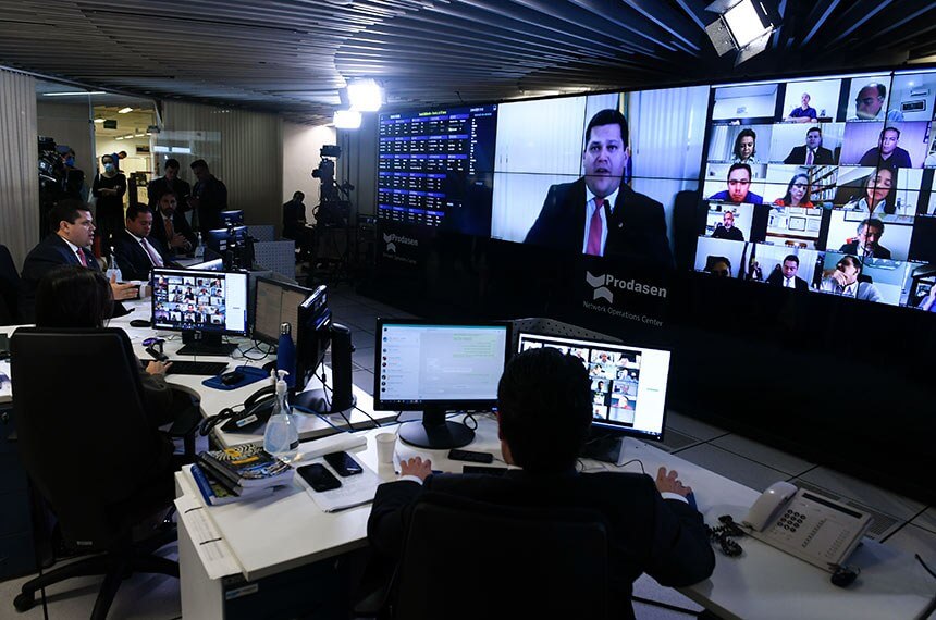 Na imagem, sessão virtual do Congresso. Conteúdo sobre contrato verde e amarelo