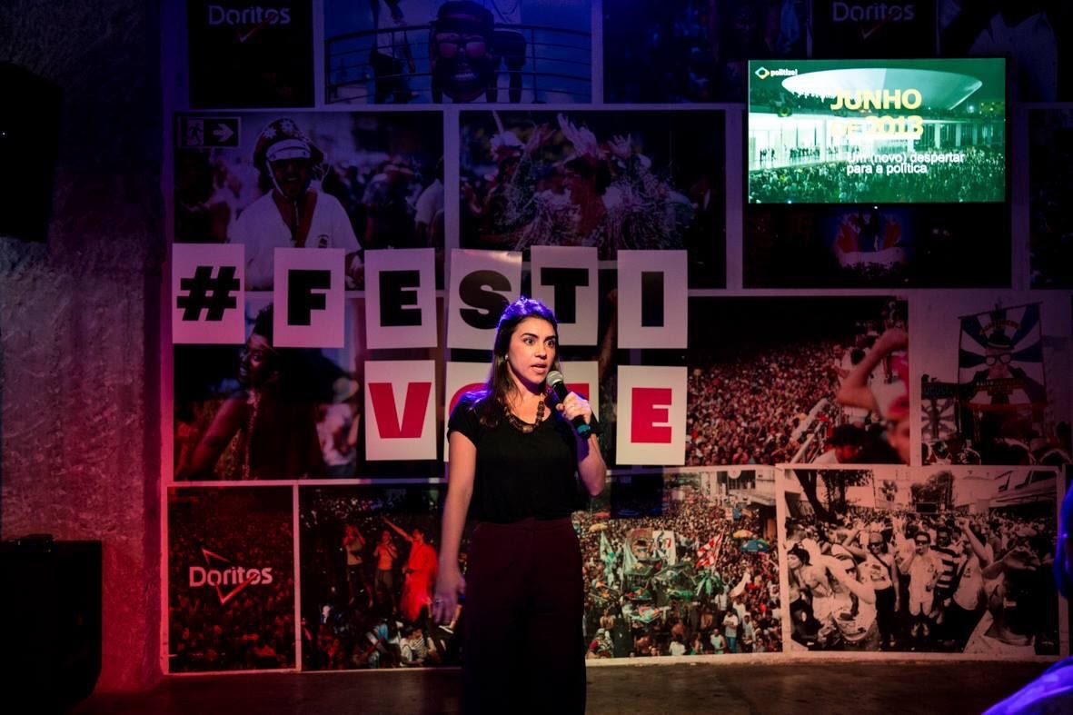 Silvia palestrando no FestiVote, evento do Pacto pela Democracia