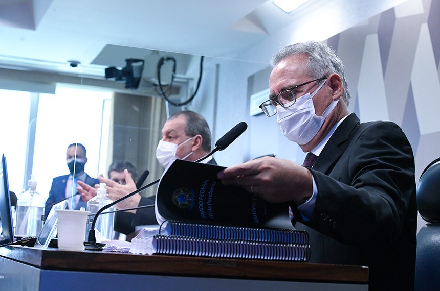 Relator do caso, Renan Calheiros (MDB-AL), lê o relatório final ao lado do presidente Omar Aziz (PSD-AM) e do vice-presidente da CPI, Randolfe Rodrigues (Rede-AP). Imagem: Edilson Rodrigues/Agência Senado.