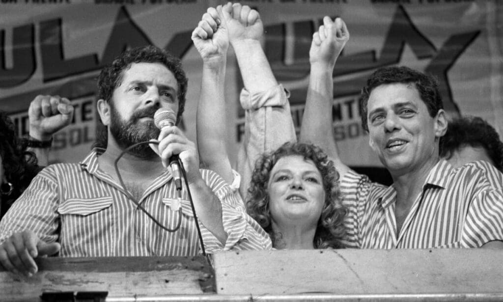 Lula em sua primeira candidatura à presidência acompanhado por sua até então esposa, Marisa, e o compositor Chico Buarque. Foto: Julio Cesar Guimarães/ Agência O Globo.