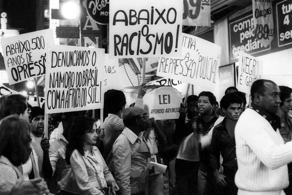 Muito se fala, principalmente no contexto de ingresso em universidades públicas, sobre as cotas raciais, sociais e de escolas públicas. Em especial, neste texto, o Politize! trará uma explicação sobre o que são as cotas raciais, como e por que surgiram, o histórico e argumentos usados a favor e contra elas. Fique ligado!