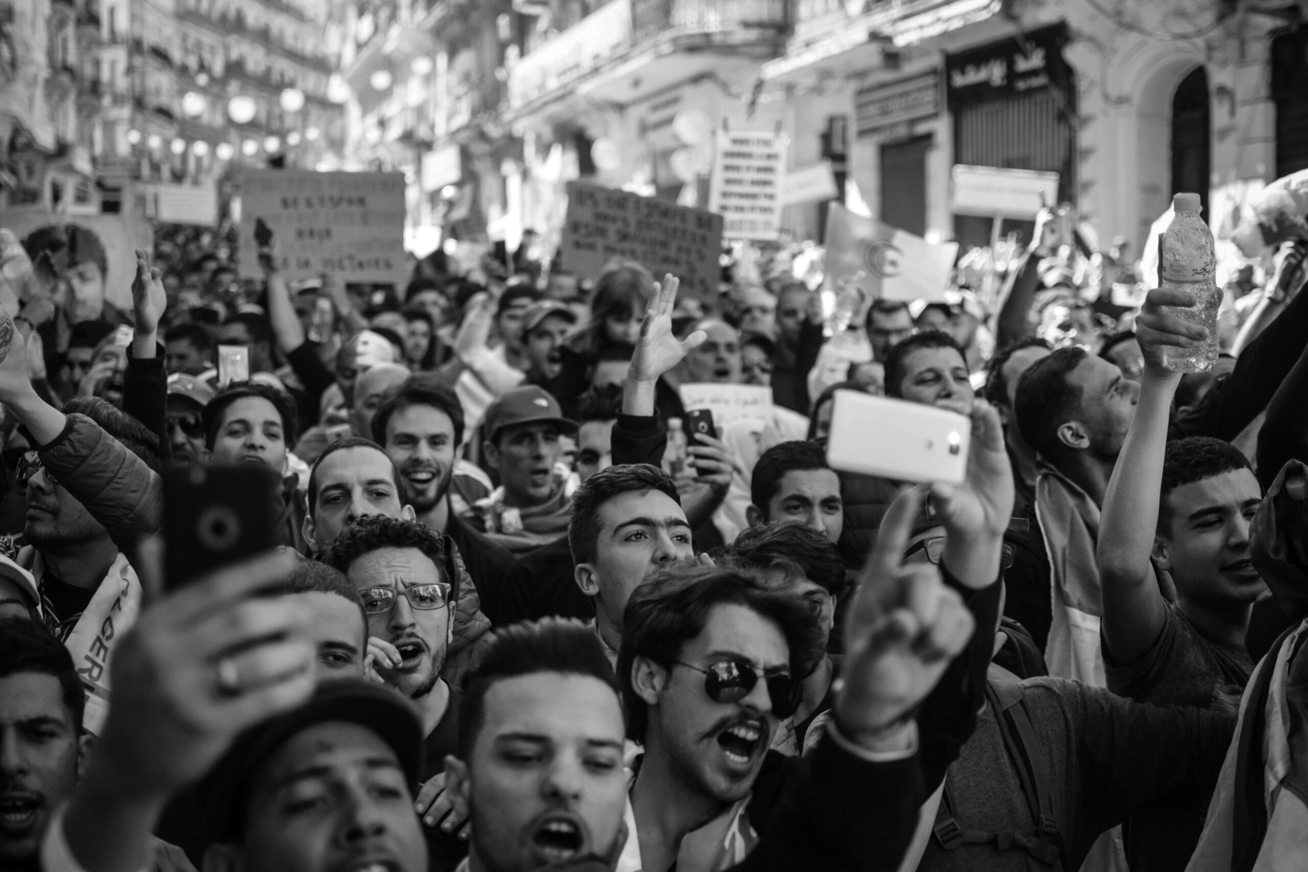 multidão de protestantes, imagem em preto e branco. protestos não são necessariamente atos antidemocráticos.