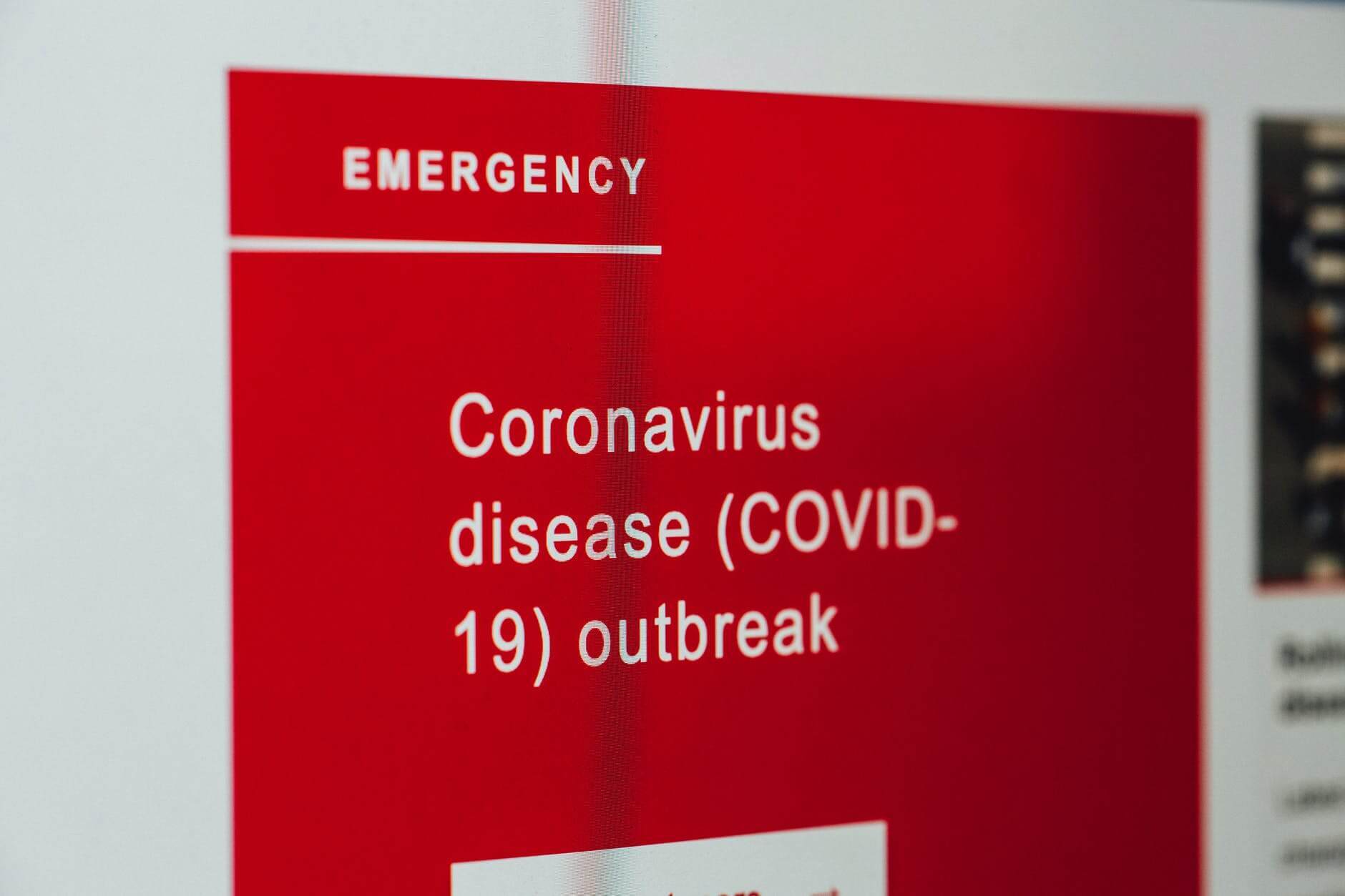 Na imagem, uma placa na Emergência de um hospital que informa: surto de coronavirus. Conteúdo "quarentena"