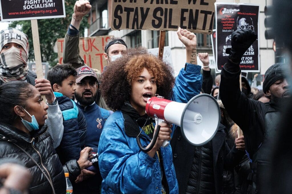 pessoas protestando. a democracia está ameaçada?