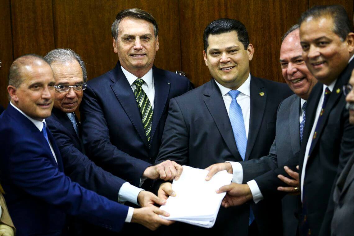 O presidente Jair Bolsonaro, o ministro da Economia, Paulo Guedes, e o ministro da Casa Civil, Onyx Lorenzoni seguram documento do Plano Mais Brasil que contém a PEC dos Fundos Públicos.