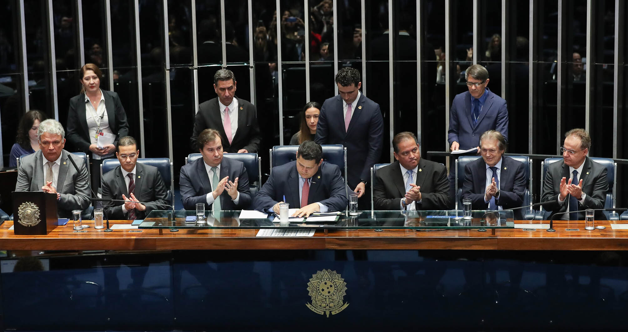 Na imagem, parlamentares ao redor da mesa do Congresso Nacional. conteúdo sobre reforma da previdência nos estados e municípios.