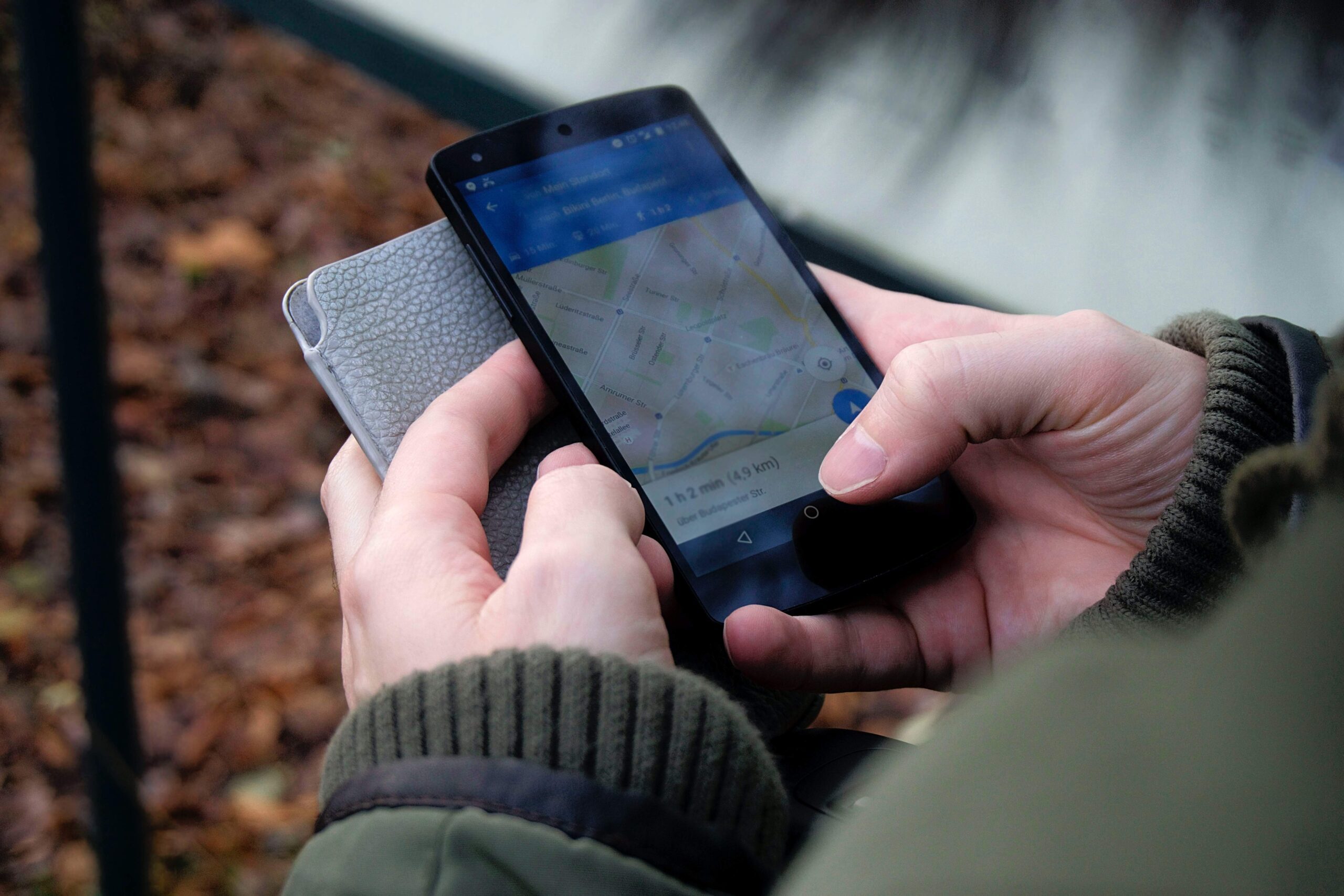 Na imagem, pessoa segurando um celular acessando o GPS. Conteúdo sobre pandemia e tecnologia