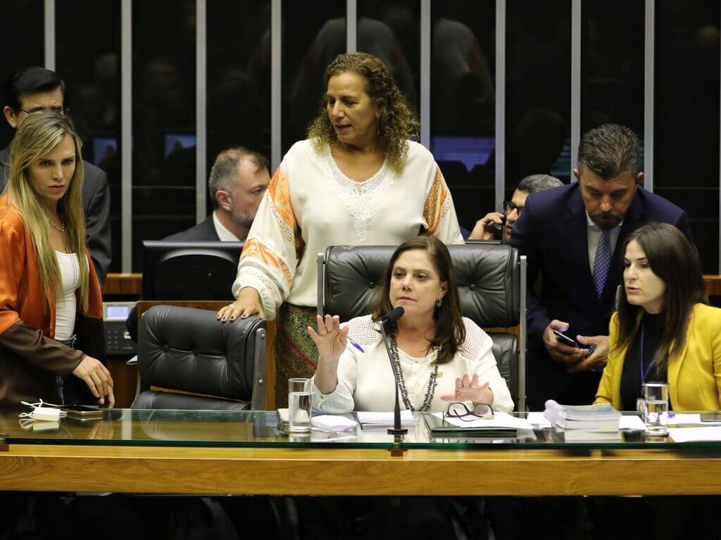 Na imagem, deputadas ao redor da mesa no Congresso. Conteúdo sobre cotas de gênero nas eleições proporcionais