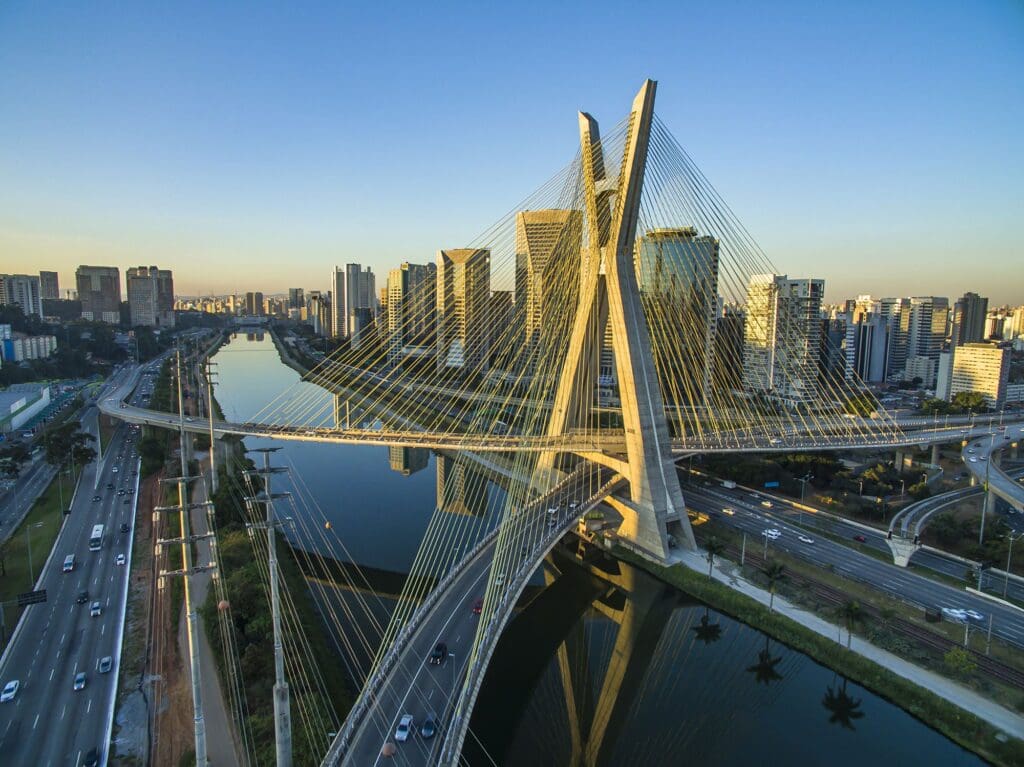 A imagem apresenta uma foto área da cidade de São Paulo, focando na ponte do rio Tietê. 