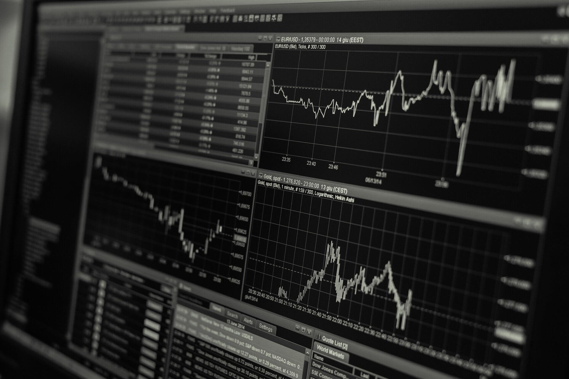 Na imagem, tela de computador controlando ações da Bolsa de valores. Conteúdo sobre nova crise do petróleo e bolsa de valores