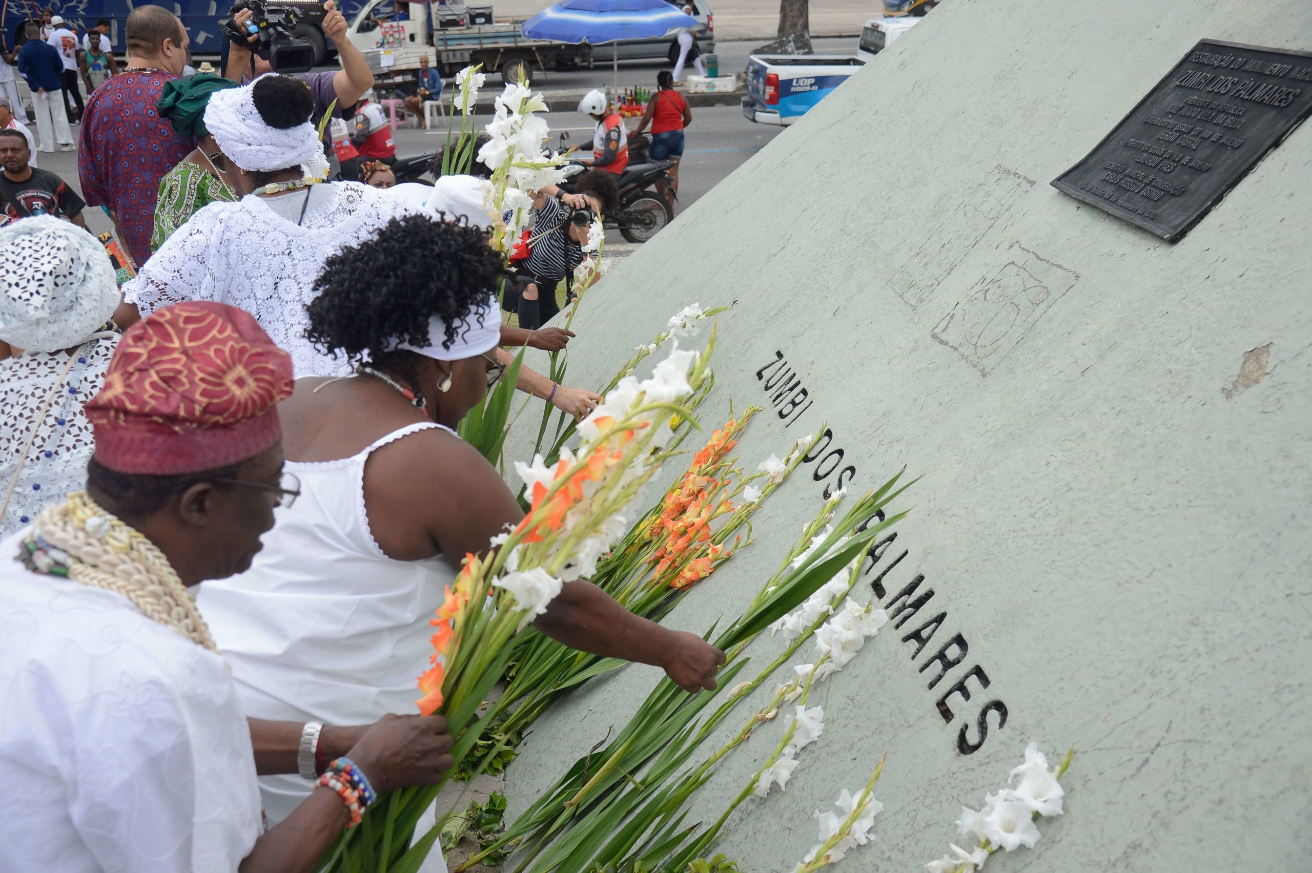 Homenagem ao monumento de Zumbi dos Palmares no dia da Consciência Negra.