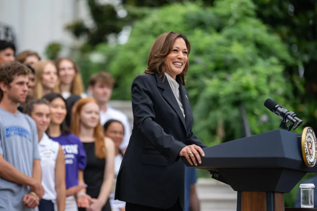 Kamala Harris discursando em público.