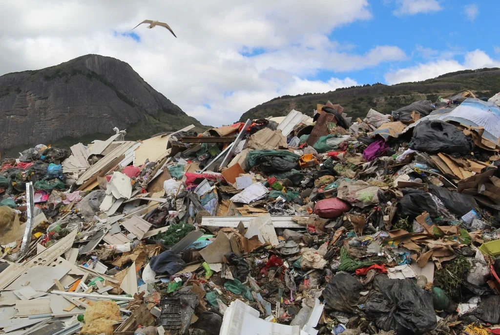 Imagem de uma pilha de lixo (“lixão” a céu aberto), destacando a necessidade de consumo consciente.