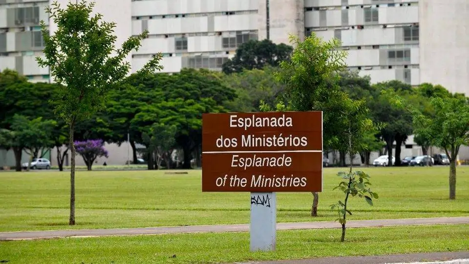 Placa da Esplanada dos Ministérios. Texto sobre coalizões partidárias.