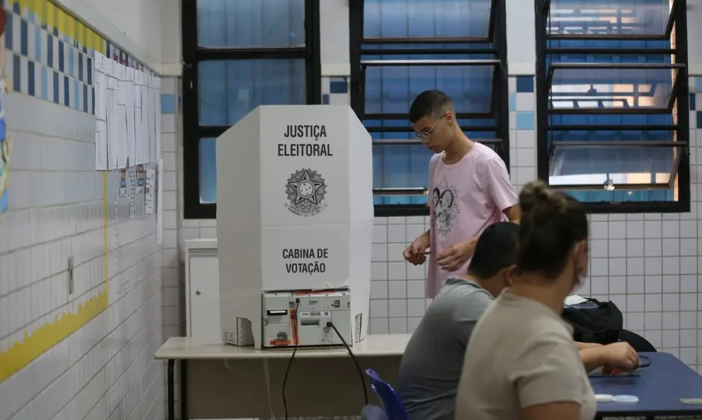 Imagem de uma pessoa exercendo o voto obrigatório