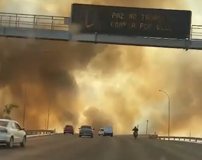 Imagem de uma pista em Brasília coberta por fumaça.