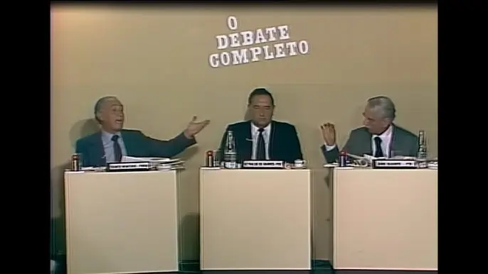 Franco Montoro, à esquerda, e Jânio Quadros, à direita, em 1982.