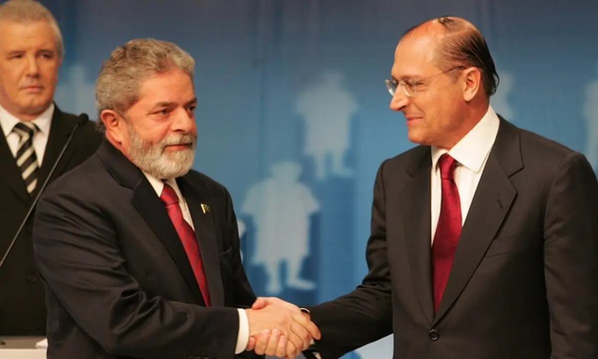 Lula, à esquerda, e Alckmin, à direita, em de 2006.