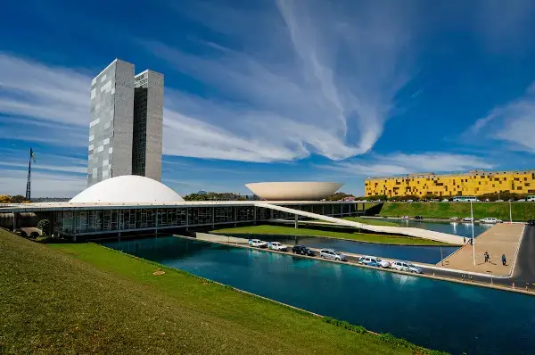 Imagem do Congresso Nacional em um dia ensolarado. O local, em Brasília, é sede das decisões legislativas do país