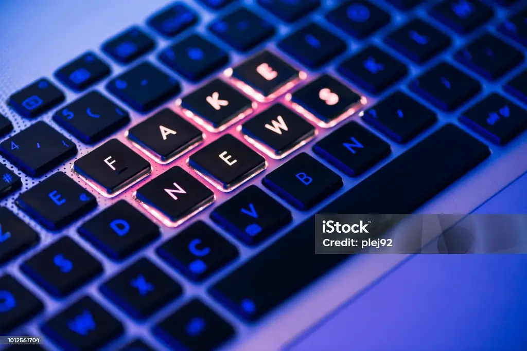 Imagem de um teclado com a frase fake news escrita.