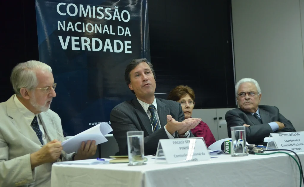 Reunião da Comissão Nacional da Verdade para verificar os crimes de tortura na ditadura.