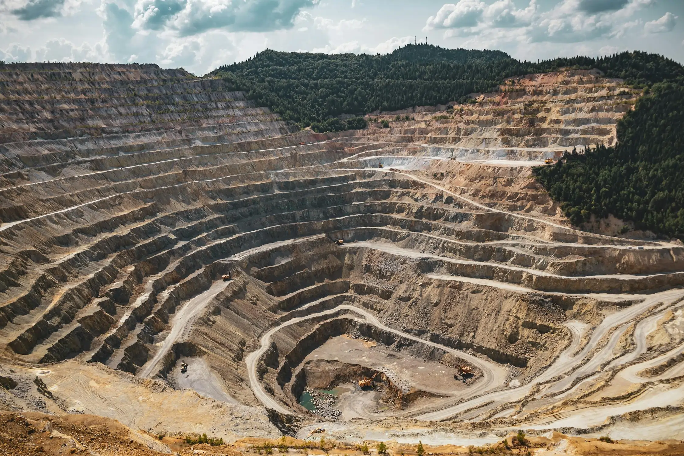 Cava de mineração. Texto: Você sabe o que é ecologia política?