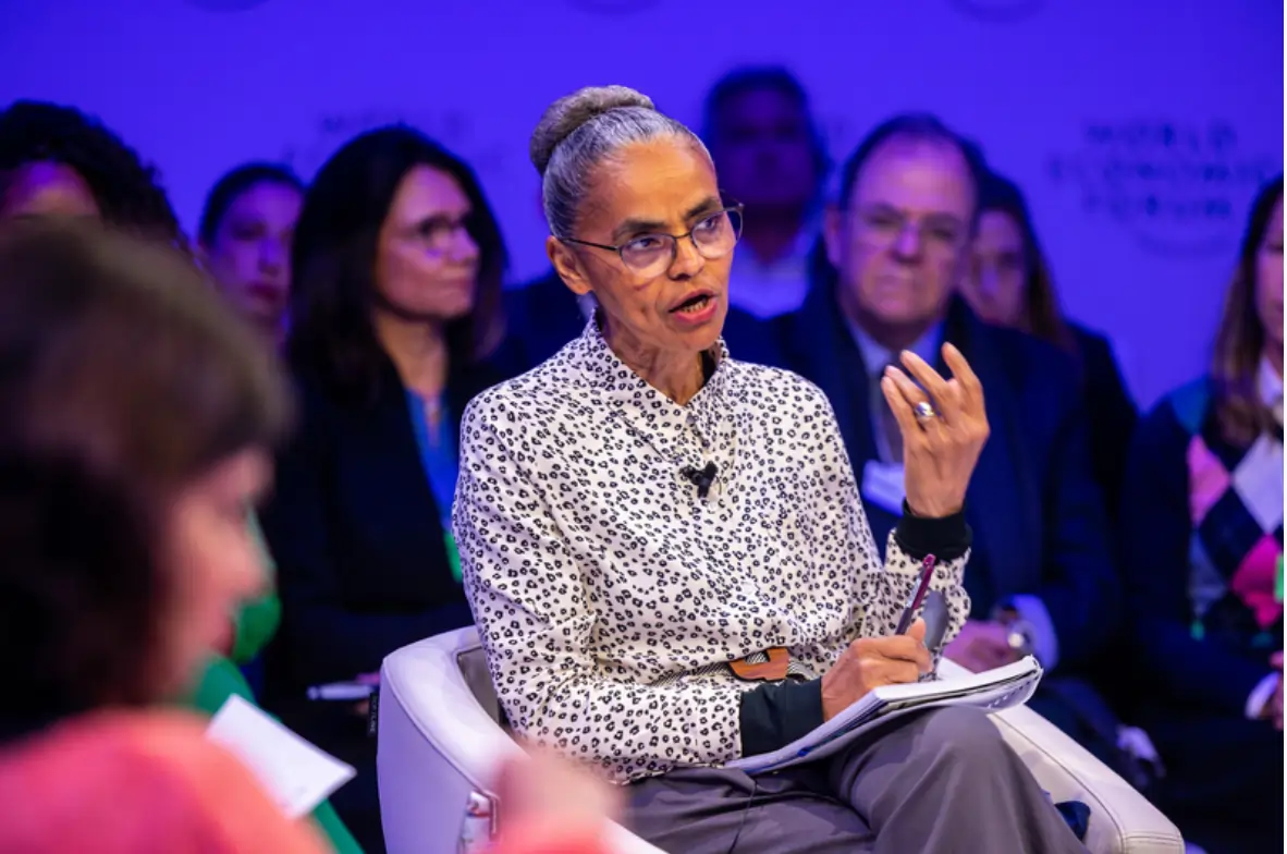 Na foto Marina Silva aparece sentada, falando com o público. Texto: Você sabe o que é ecologia política?