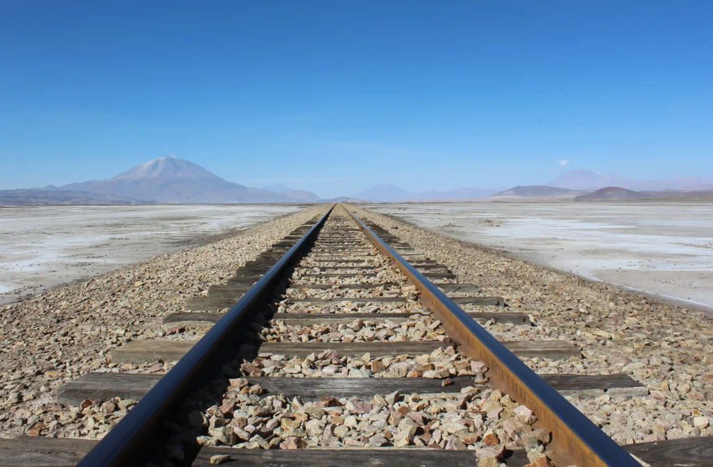 Imagem de Ferrovia que atravessa o Salar de Uyuni conecta a Bolívia aos portos do Chile.