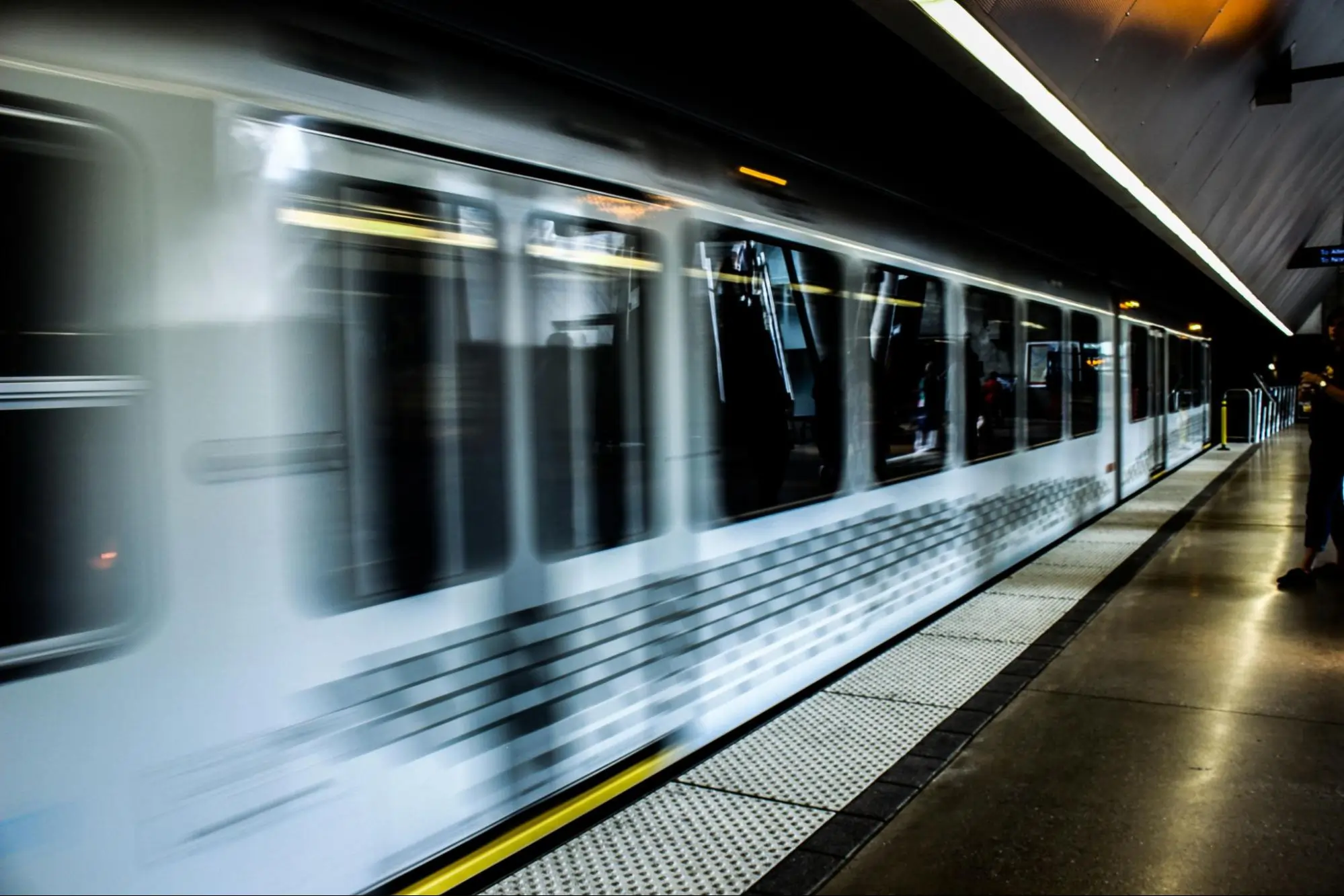 Imagem de um metrô em movimento. Texto sobre transporte gratuito nas eleições.