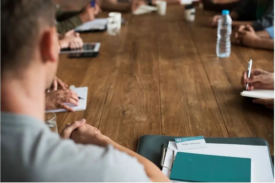 Imagem de várias pessoas sentadas em uma mesa, no que parece ser uma reunião: Texto: Conselheiro municipal e estadual: você já ouviu falar?