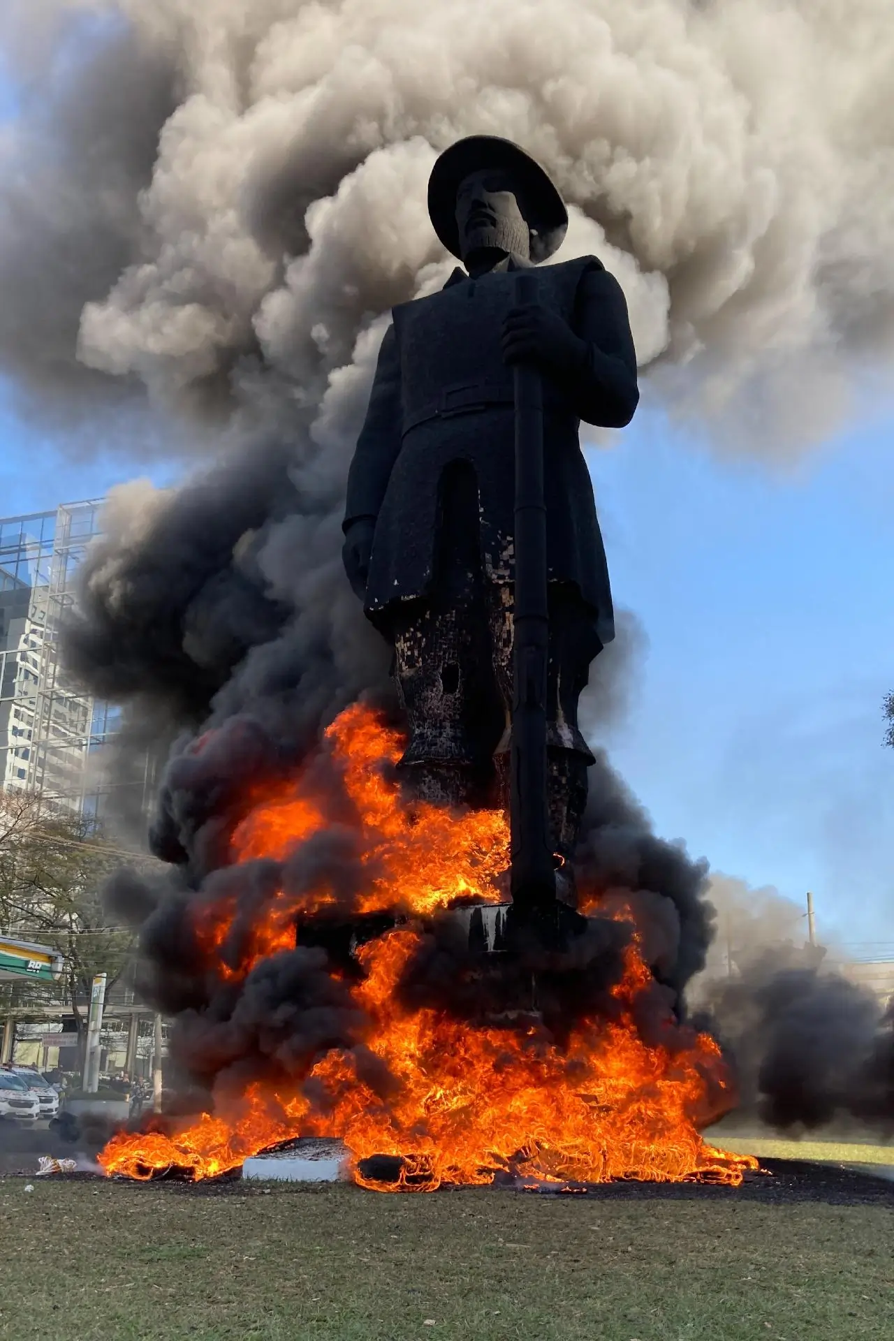 Estatua de Borba Gato pegando fogo