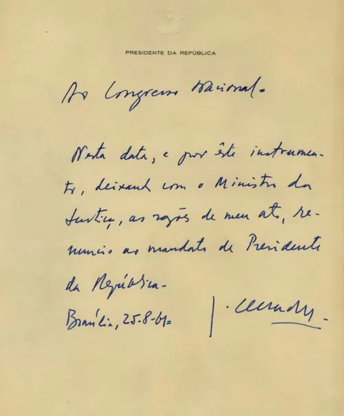 Lê-se: Ao Congresso Nacional. Nesta data, e por este instrumento, deixando com o Ministro da Justiça as razões de meu ato, renuncio ao mandato de presidente da República. Brasília, 25.08.61.