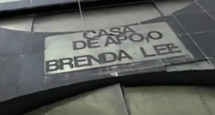 Fachada de um local escrito "Casa de apoio Brenda Lee" em uma placa