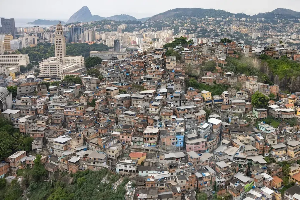 Texto: O papel das favelas na sociedade brasileira