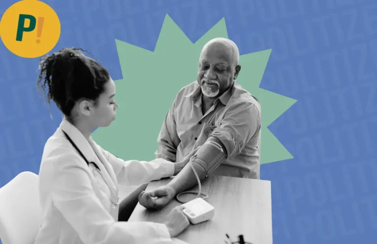 Imagem de uma médica negra, cabelos pretos amarrados, medindo a pressão de um paciente negro, de idade já avançada, cavanhaque branco, e careca. Os dois estão sentados.