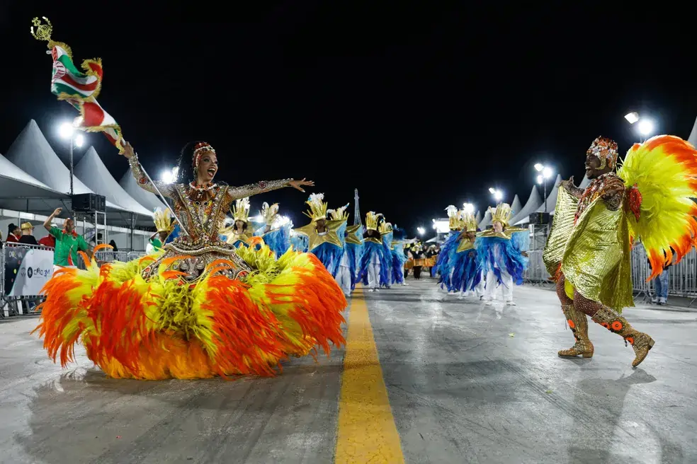 Imagem de um mestre sala e uma porta bandeira no carnaval de Porto Alegre. 