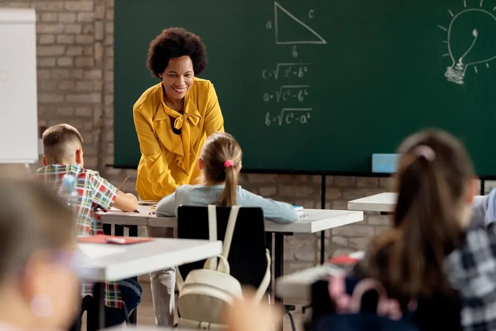 Imagem de uma sala de aula. Texto sobre a Prova Nacional Docente.