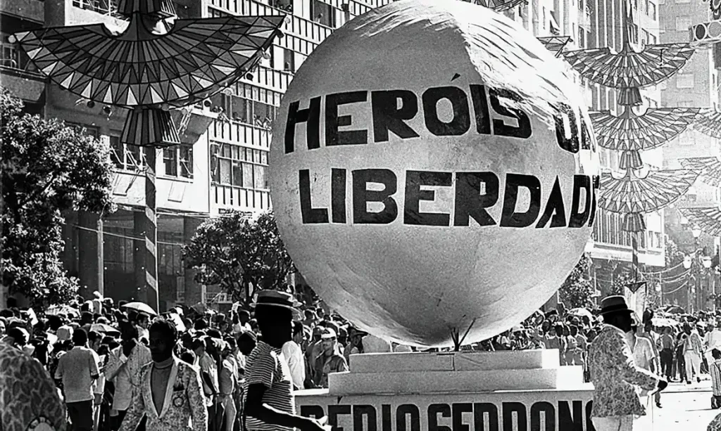 Texto: 10 sambas enredo que contam a história do Brasil