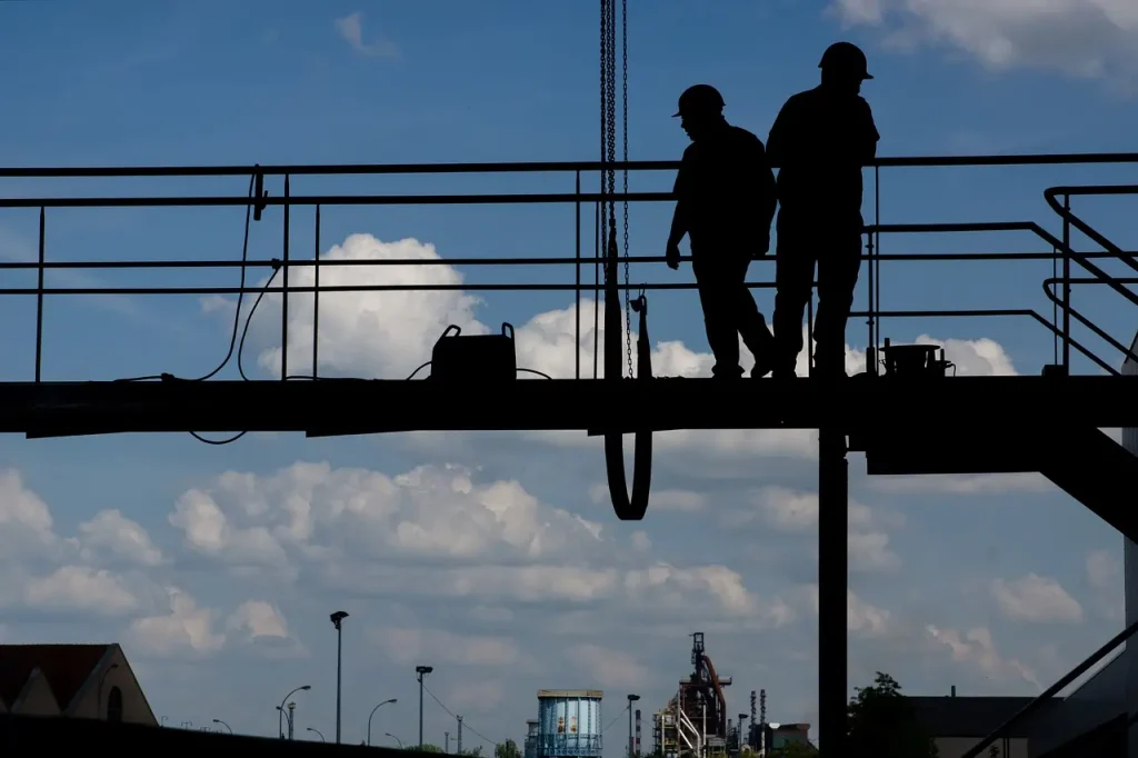 Dois trabalhadores da construção civil são apresentados na imagem. Texto: O que é FAT - Fundo de Amparo ao Trabalhador?