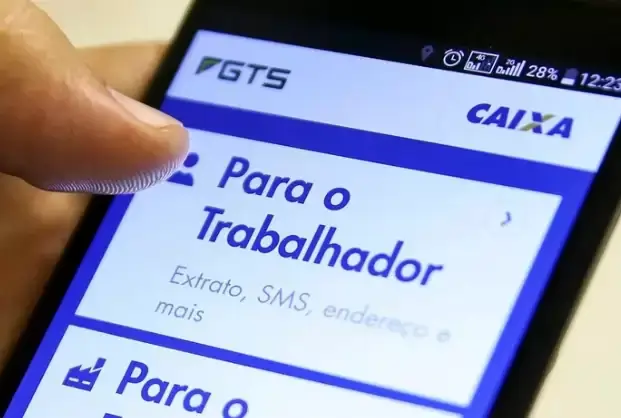 Imagem de um celular mostrando o aplicativo do FGTS, da Caixa Econômica Federal. Texto: Saiba tudo sobre o saque-aniversário do FGTS